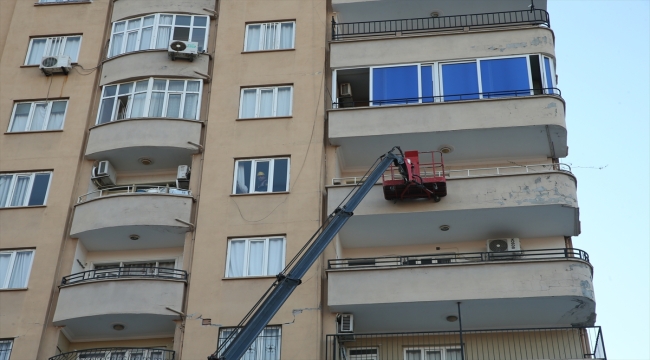 Osmaniye'de depremin 8'inci gününde hasar gören apartmanda mahsur kalan kedi kurtarıldı