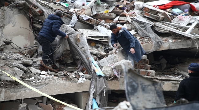 Osmaniye'de yıkılan 10 katlı binadan bir kız çocuğu kurtarıldı