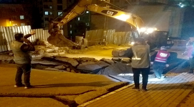 Pendik'te yoldaki çökme nedeniyle iki bina boşaltıldı