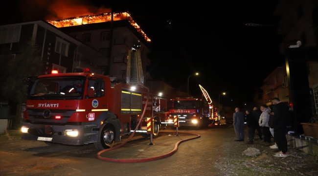 Sakarya'da otelin çatı katında çıkan yangın söndürüldü