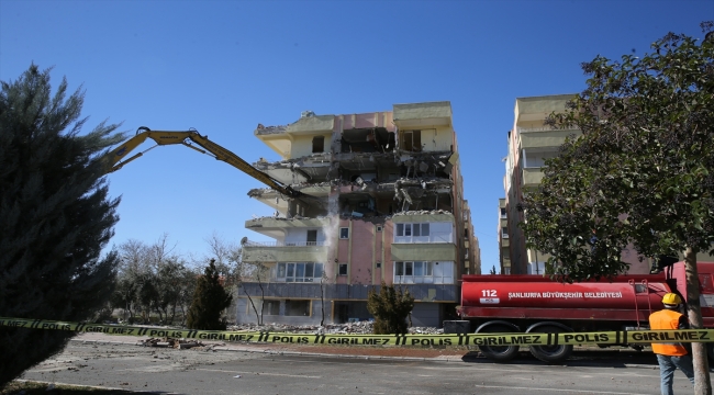 Şanlıurfa'da depremde ağır hasar alan binaların yıkımına başlandı