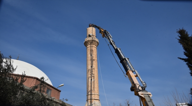 Şanlıurfa'da depremde hasar gören minare kontrollü yıkıldı