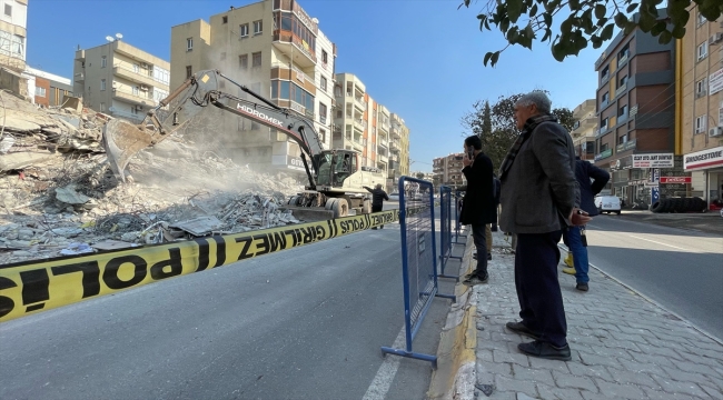 Şanlıurfa'da depremde yıkılan boş binaların enkazı kaldırılıyor