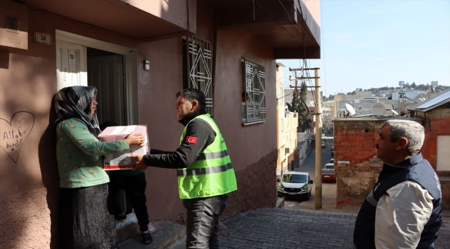 Şanlıurfa'da depremzedelere gıda kolisi dağıtılıyor 