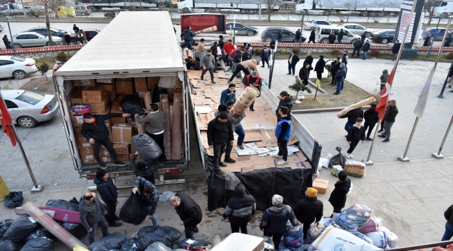 Sinop'tan deprem bölgesine 26 tır, 13 kamyon ve 2 kamyonet dolusu insani yardım malzemesi gönderildi