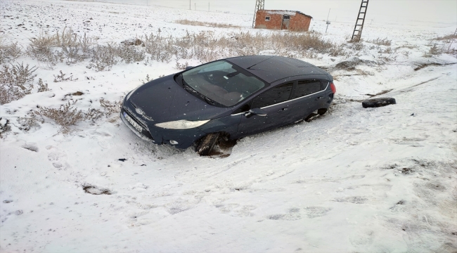 Sivas'ta yol kenarına savrulan otomobildeki 4 kişi yaralandı