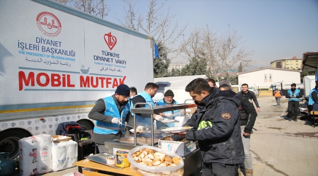 TDV gönüllüsü Rıza Kayaalp, Kahramanmaraş'ta depremzedelere yemek ikram etti