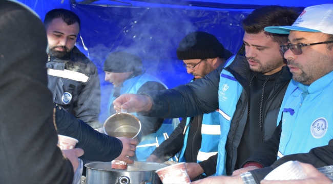 TDV, Hatay'daki depremzedelere günde üç öğün sıcak yemek veriyor