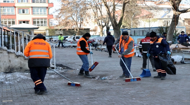 Tokatlı temizlik işçileri deprem bölgesi Gölbaşı'nda temizlik çalışması yürütüyor