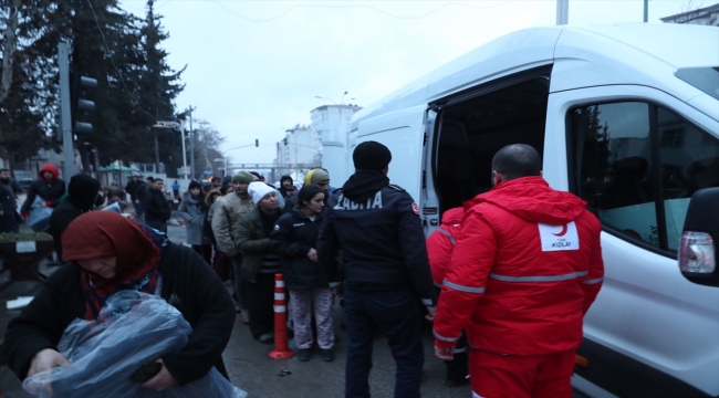 Türk Kızılay depremden etkilenen illerde sıcak yemek hizmeti veriyor