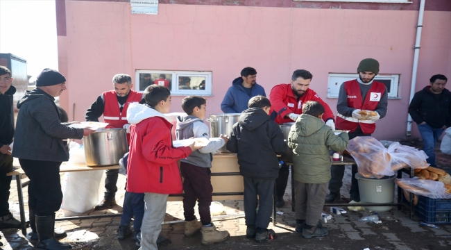 Türk Kızılay Kahramanmaraş'ın kırsal mahallelerinde yemek hizmetini sürdürüyor