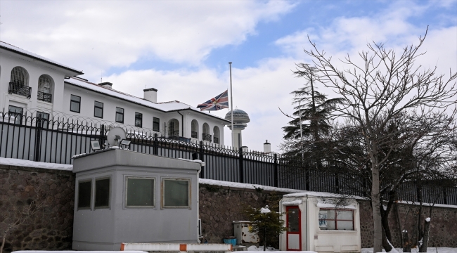 Türkiye'deki yabancı misyonlar, deprem nedeniyle bayraklarını yarıya indirdi