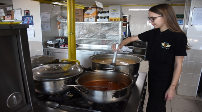 Ukraynalı çocuk Giresun'da depremzedelere yardım faaliyetlerine katılıyor