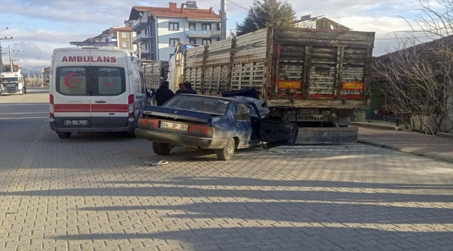 Uşak'ta park halindeki tırın dorsesine çarpan otomobildeki 1 kişi öldü, 1 kişi yaralandı