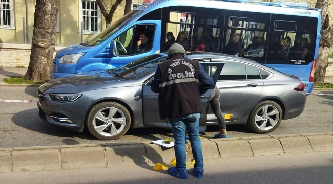 Üsküdar'da bir araca silahla ateş açıldı