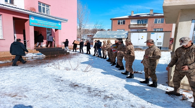 Van ve Bitlis'ten deprem bölgesine yardım sevkiyatı devam ediyor