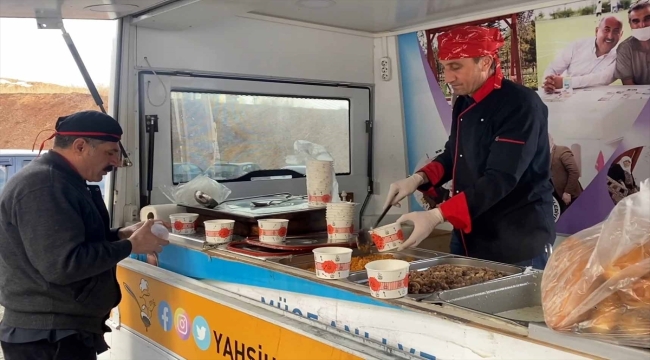 Yahşihan Belediyesinin mobil aşevinde depremzedelere sıcak yemek dağıtılıyor