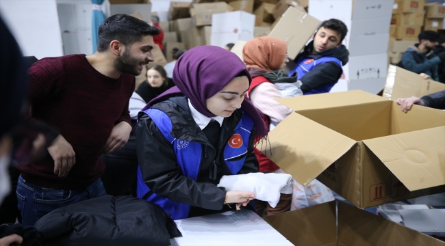 Yakınları Kahramanmaraş'ta enkazda kalan Hatice, depremzedelere yardım için çalışıyor