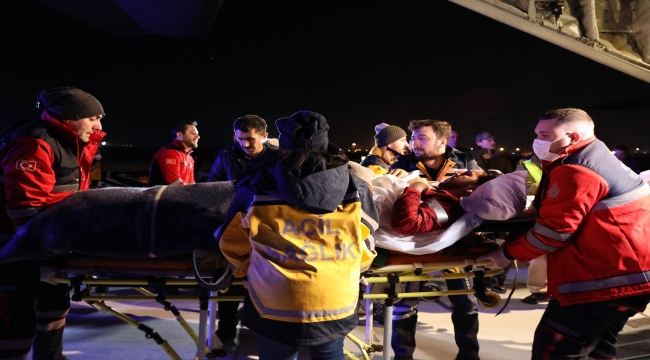 Yaralı depremzedeler Norveç ambulans uçağıyla İstanbul'a getirildi 