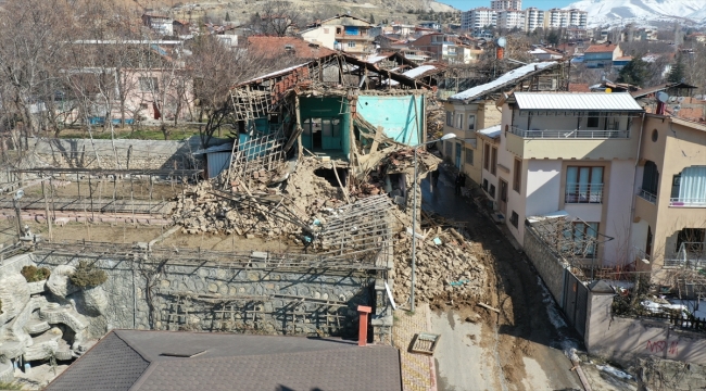 Yeşilyurt'ta depremin tarihi yapılara hasarı havadan görüntülendi