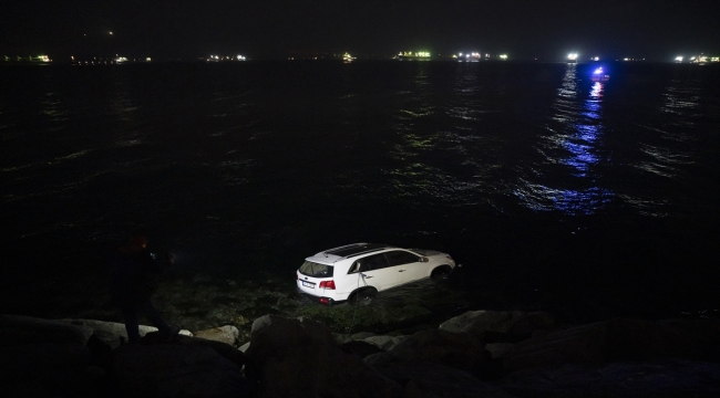 Zeytinburnu'nda denize düşen otomobilin sürücüsü yaralandı 