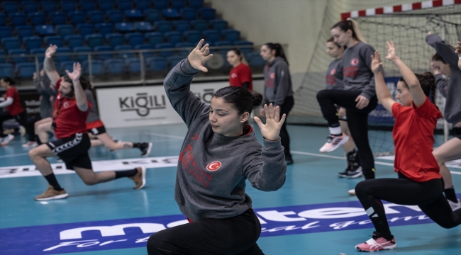 A Milli Kadın Hentbol Takımı, Sırbistan maçlarının hazırlıklarını sürdürüyor