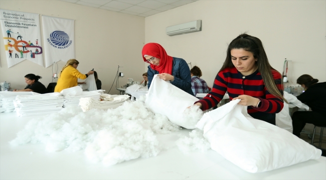 Adana'da kadınlar depremzedeler için üretime devam ediyor