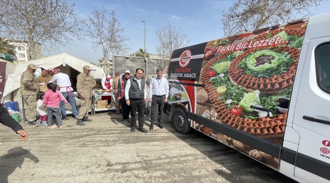 Adıyaman'da depremzedelere günde 5 bin dürüm çiğ köfte dağıtılıyor