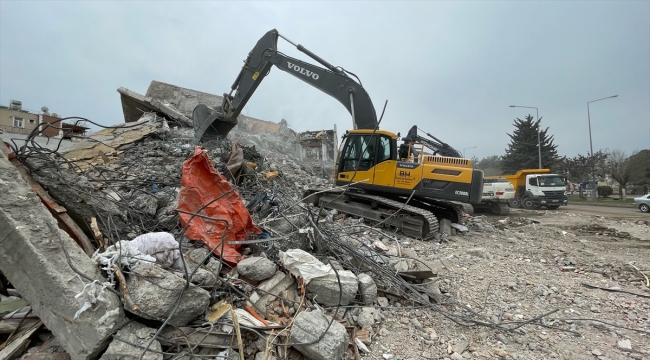 Adıyaman'da enkaz kaldırma ve hasarlı binaların yıkım çalışmaları sürüyor