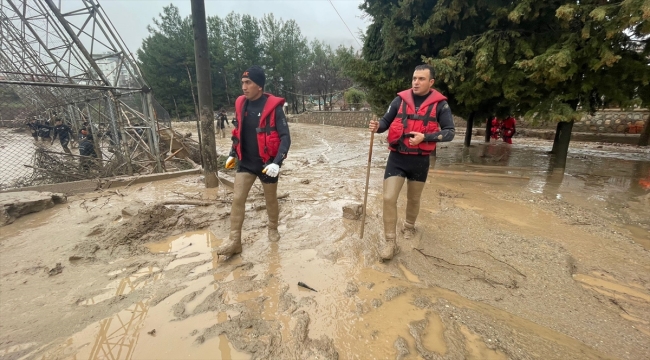 Adıyaman'da selde kaybolan 2 kişiyi arama çalışmaları sürüyor