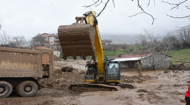 Adıyaman'da selde kaybolan anne ve kızını bulmak için çalışmalar sürüyor