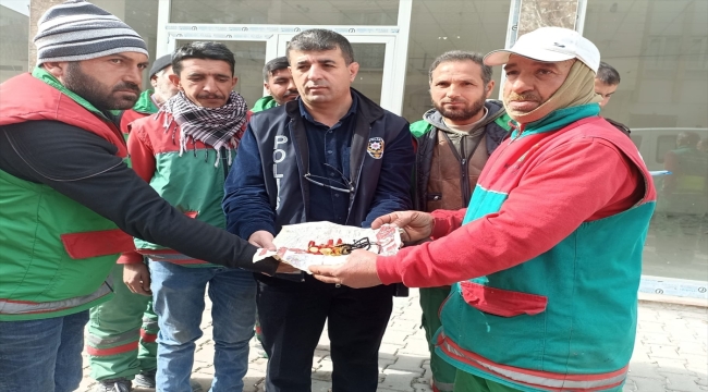 Adıyaman'da temizlik personeli bulduğu altınları güvenlik güçlerine teslim etti