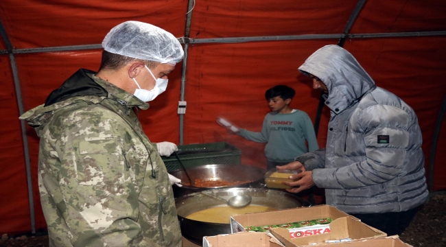 Adıyaman'daki çadır kentte Mehmetçik ile depremzedeler sahur ve iftar sofrasını paylaşıyor