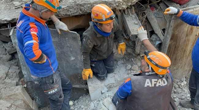 AFAD'ın kadın kahramanları, ilk görevlerinde enkaz altındakilere nefes oldu