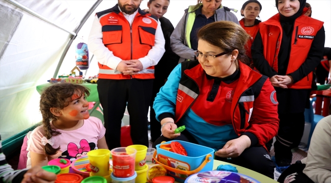 Aile ve Sosyal Hizmetler Bakanı Derya Yanık, Hatay'da çadır kenti ziyaret etti