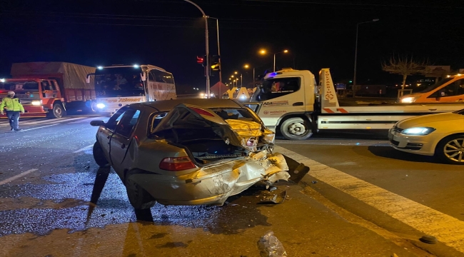 Aksaray'da tır ile otomobilin çarpışması sonucu 3 kişi yaralandı 