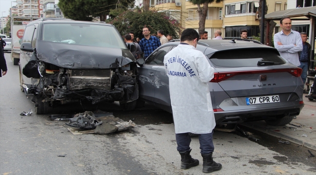 Alanya'da trafik kazasında depremzede 3 kişi öldü, 4 kişi yaralandı