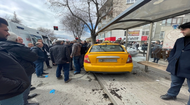 Ankara'da bir taksi otobüs durağında bekleyenlere çarptı