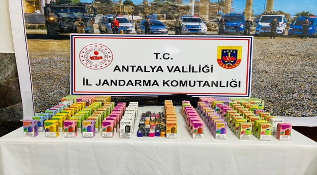 Antalya'da kaçak içki ve tütün operasyonunda 4 kişi gözaltına alındı