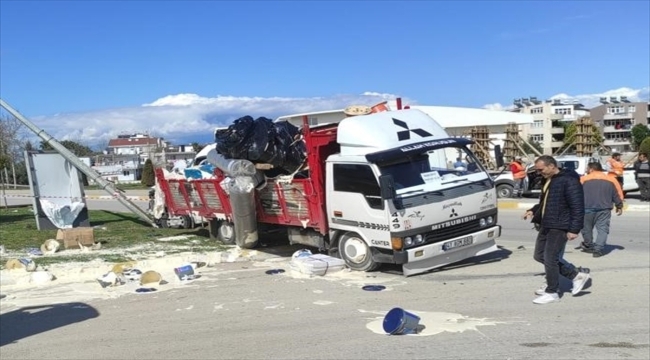 Antalya'da okul servis minibüsü ile kamyonun çarpıştığı kazada 5 kişi yaralandı