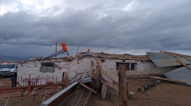 Ardahan'da şiddetli rüzgar çatıları uçurdu