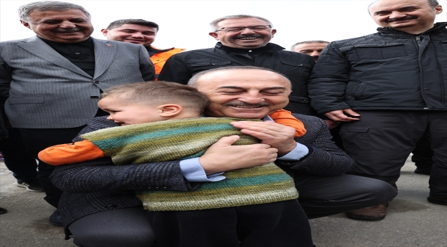 Bakan Çavuşoğlu'ndan Göksun'da Mehmetçiğin kurduğu Kırgız çadır kentine ziyaret