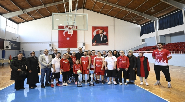 Bakan Kasapoğlu, down sendromlu milli sporcularla basketbol oynadı