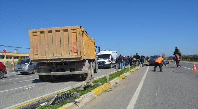 Balıkesir'de zincirleme trafik kazasında otomobil sürücüsü öldü, oğlu yaralandı