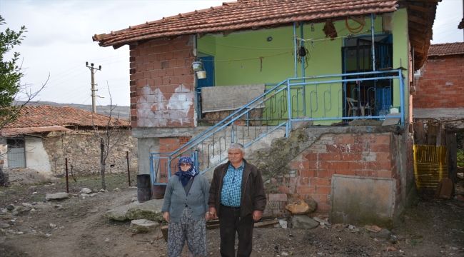 Balıkesirli 80 yaşındaki Fatma Karateke depremzedelere konteyner ev bağışlamak için tarlasını sattı