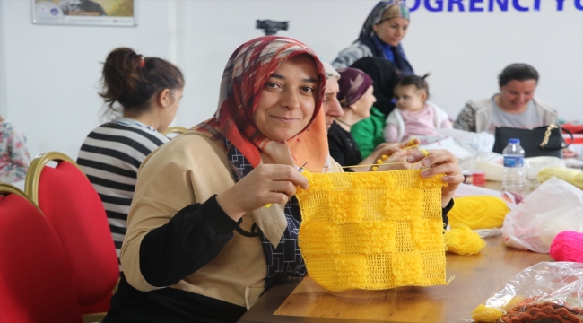 Batman'da yurtta barınan depremzede kadınlar için örgü kursu açıldı 