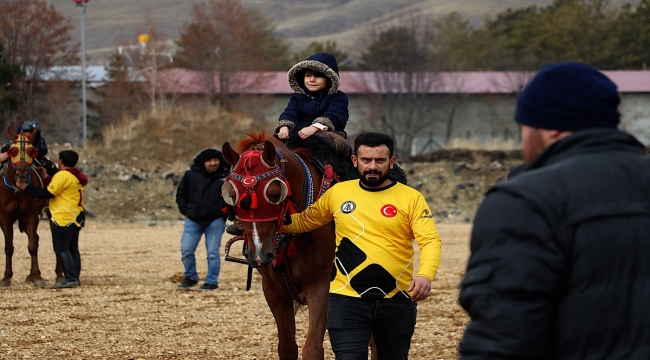 Bayburt'ta depremzede çocuklar cirit müsabakaları izleyip at binerek moral buldu