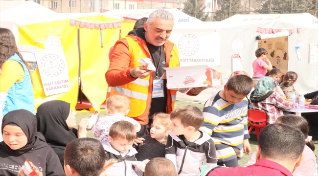 Beş büyük deprem atlatan okul müdürü çadır kentte vatandaşlara destek oluyor