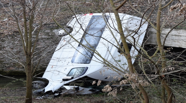 Bilecik'te yolcu minibüsü dereye devrildi, 13 kişi yaralandı