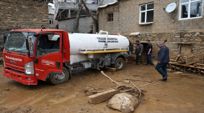 Bitlis'te gölet setinin yıkılması sonucu mahallede hasar oluştu